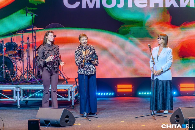 В номинации «Время перемен: лучший социальный проект года» победил проект «Добровольные пожарные Смоленки» и его руководитель Наталья Чимитова. Вручала награду заместитель губернатора Забайкальского края — заместитель председателя правительства Забайкальского края Наталья Щербина | Источник: Олег Фёдоров / CHITA.RU