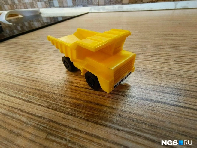 В магазине с сувенирами «Белаз» можно купить игрушечные машины и даже конструктор | Источник: Настасья Медведева / NGS.RU
