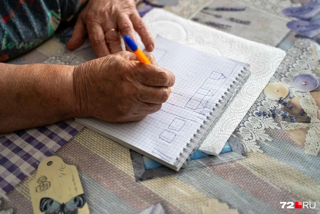 Любовь рисует, как раньше выглядело Бронниково. Десятки домов ушли под воду  | Источник: Илья Чикотин / 72.RU 