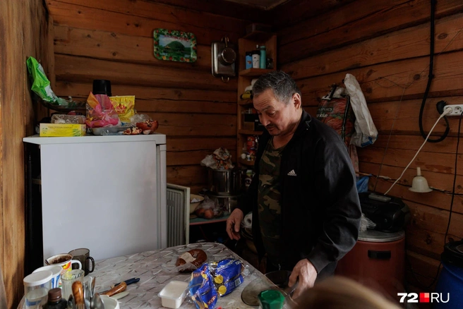 — Взял жену. И сказал ей: «В деревне работать придется». Соседка с мамой [супруги] начала говорить, что она [жена] много работает. И она перестала, — рассуждает Ильжат | Источник: Ирина Шарова 