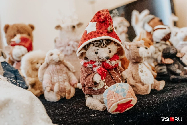 Каждый предмет гардероба игрушечных зверят — ручная работа. Для крошечного ежика связан малюсенький шарфик. Прелесть же! | Источник: Илья Чикотин / 72.RU