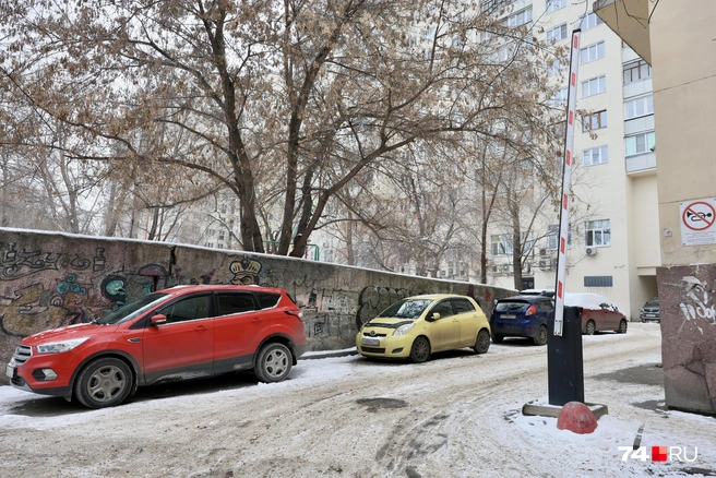 Этот шлагбаум сломан уже несколько недель, и во двор заезжают все, кто пожелает | Источник: Наталья Лапцевич