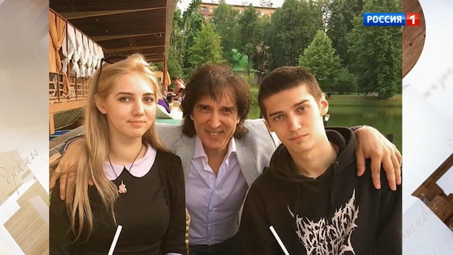 Своего сына Кай Метов на произвол судьбы не бросил. Он помогает ему и говорит, что его сын&nbsp;— очень доверчивый и открытый, и звездный отец всегда за него переживал | Источник: кадр из программы «Судьба человека» (12+), «Россия 1», 2020 год