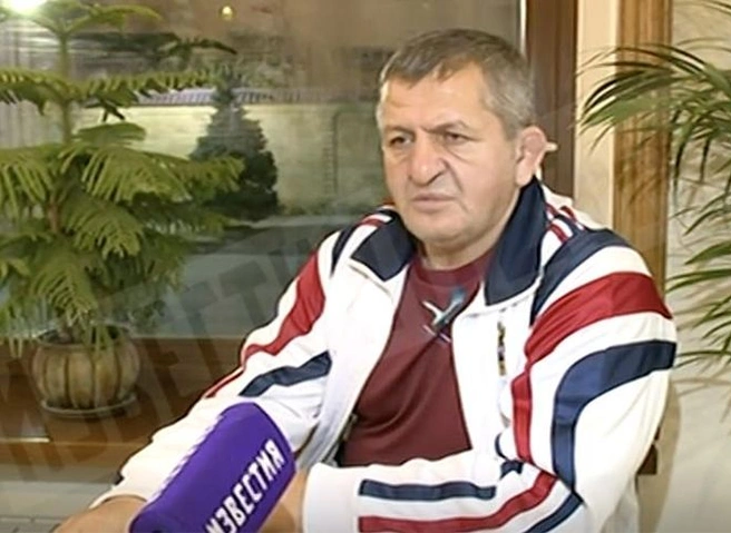 Отец Нурмагомедова пообещал наказать сына за драку после боя | ya62.ru