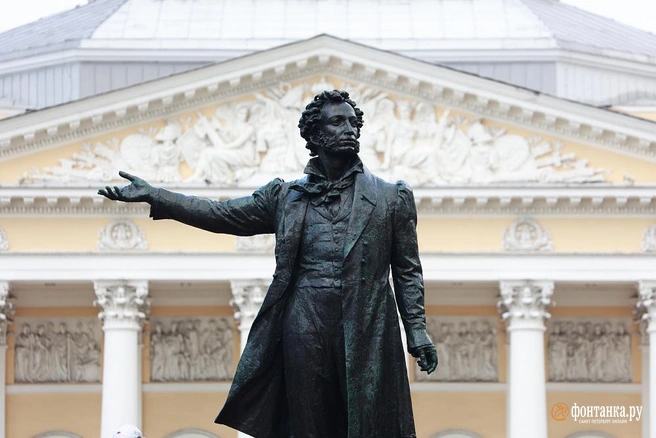 Памятник Пушкину на площади Искусств в Петербурге отремонтируют за 7,5 млн рублей | Источник: Сергей Михайличенко / «Фонтанка.ру»