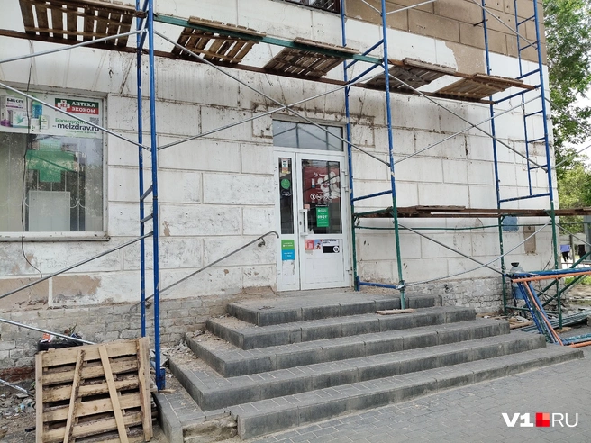 Магазинам пришлось снять вывески | Источник: Мария Умнова / V1.RU