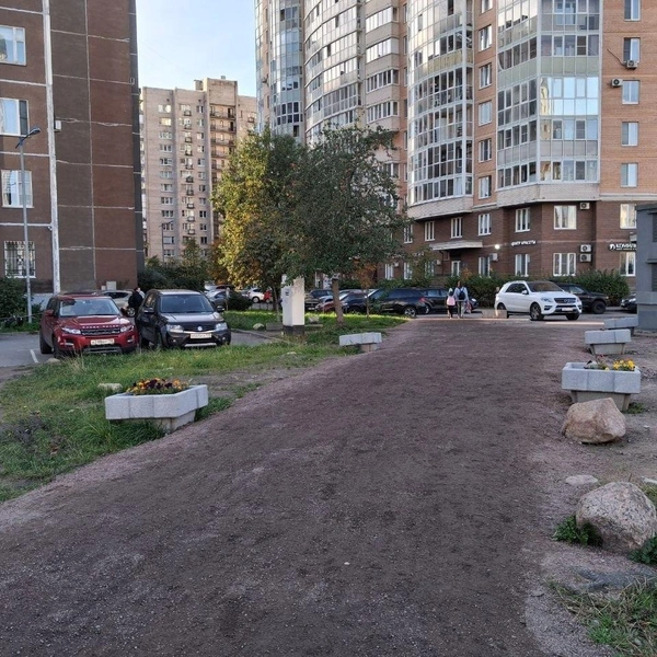 Дорожку ограждают от машин элементами благоустройства | Источник: Анна Мотовилова / «Фонтанка.ру»
