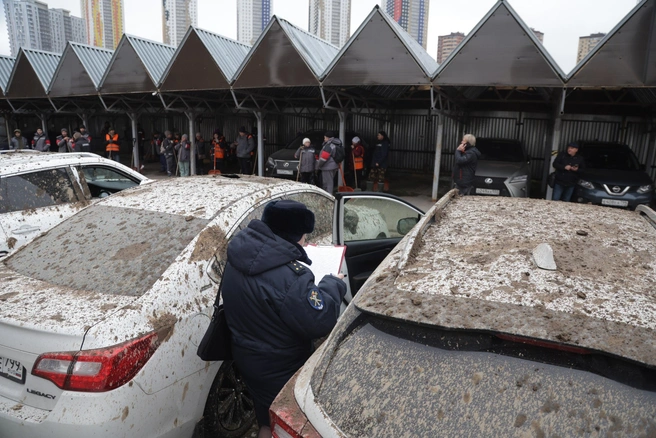 Автовладельцы пострадавших машин в Красногорске рассказали о произошедшем во время обрушения колонны горнолыжного комплекса «Снежком» | Источник: Дмитрий Толстошеев / MSK1.RU