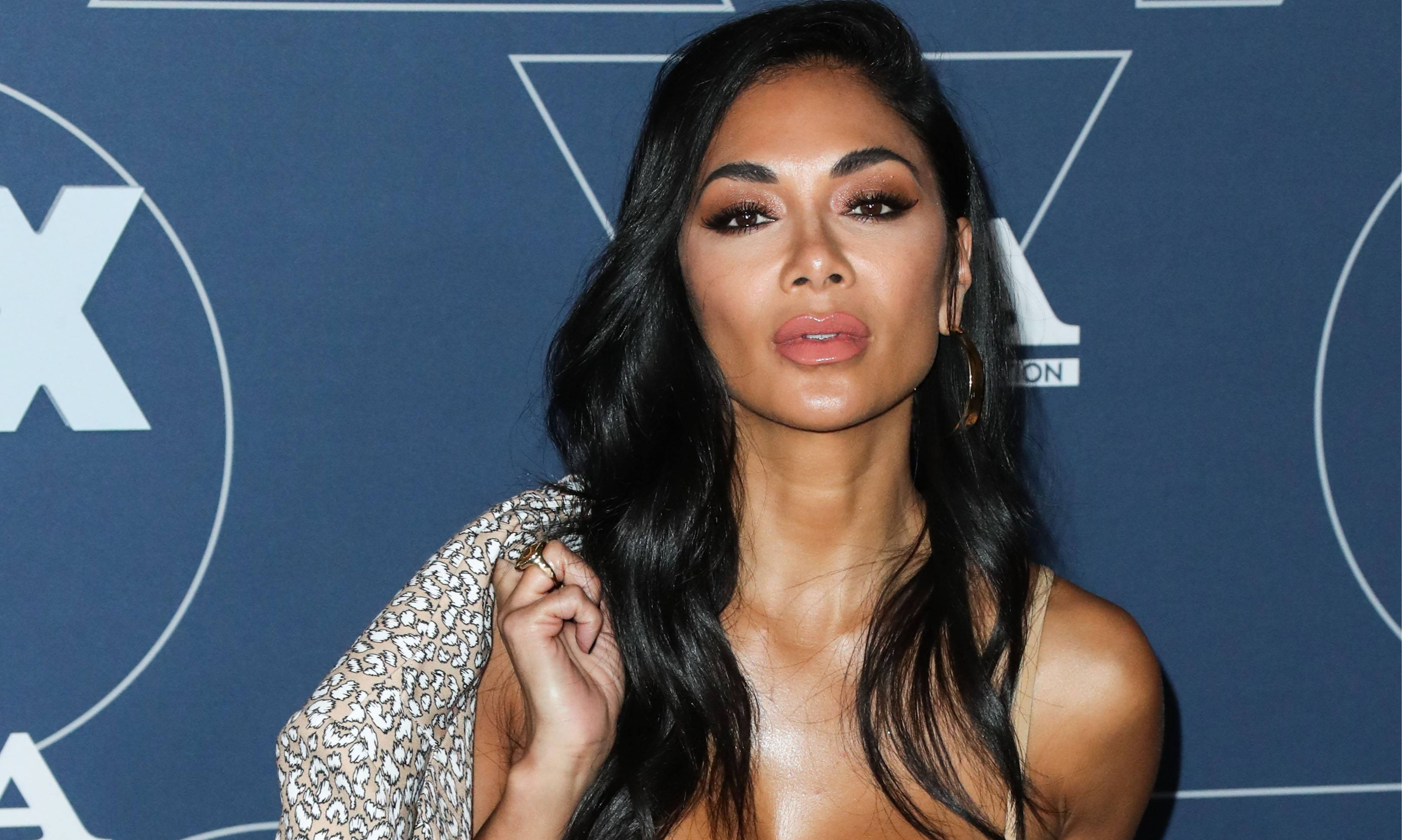 Николь Шерзингер накачала стальной пресс круче, чем у бойфренда | WDAY