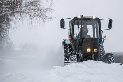 В Мурманске проходит уборка снега — адреса и время