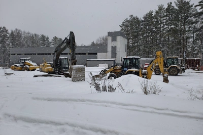 На улице Рабкоров в Уфе строительная техника замерла в ожидании весны
