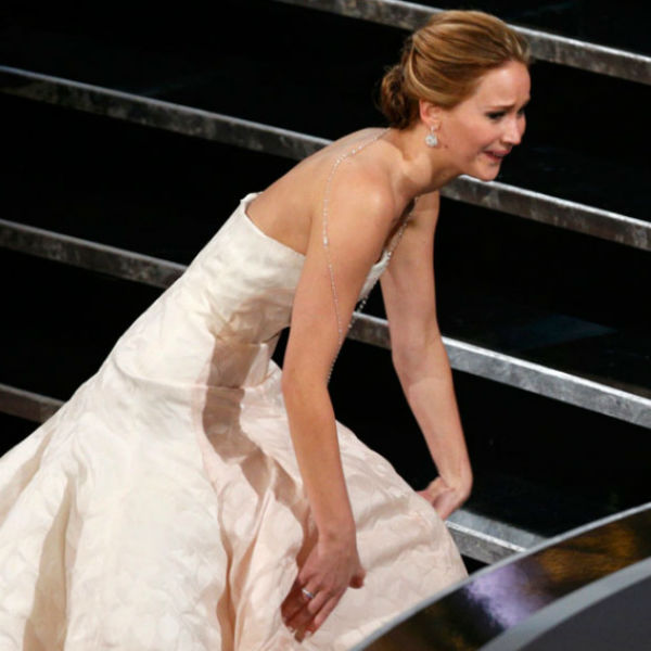 Дженнифер Лоуренс падает на церемонии «Оскар»
