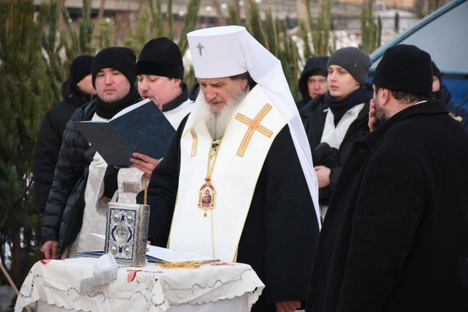 Митрополит Оренбургский и Саракташский провел чин освящение воды на месте купаний | Источник: администрация Оренбурга