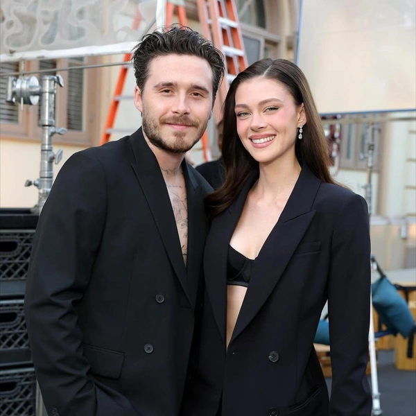 Бруклин Бекхэм и Никола Пельтц на Vogue World 2025. Фото: Vogue.