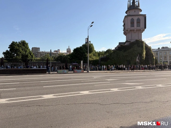 Очередь у главного входа Московского зоопарка | Источник: Валерия Животовская / MSK1.RU