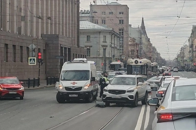 Такси и полицейская машина столкнулись на Литейном проспекте