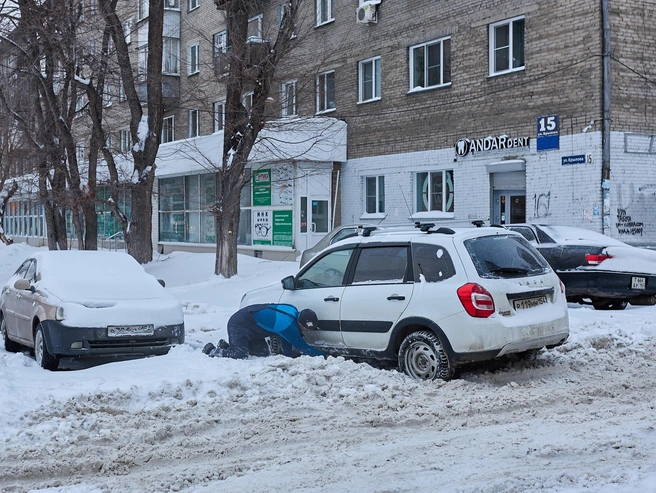Парковки стали практически непроезжими из-за сугробов. | Источник: Александр Ощепков / NGS.RU