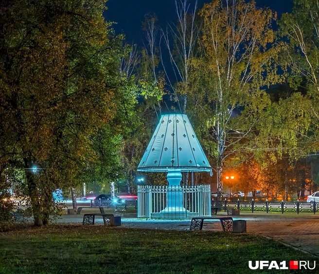 Причудливое освещение в местном сквере | Источник: Булат Салихов / UFA1.RU