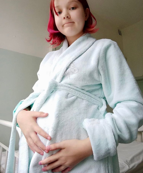 Забеременевшая в 13 лет школьница родила дочь раньше срока