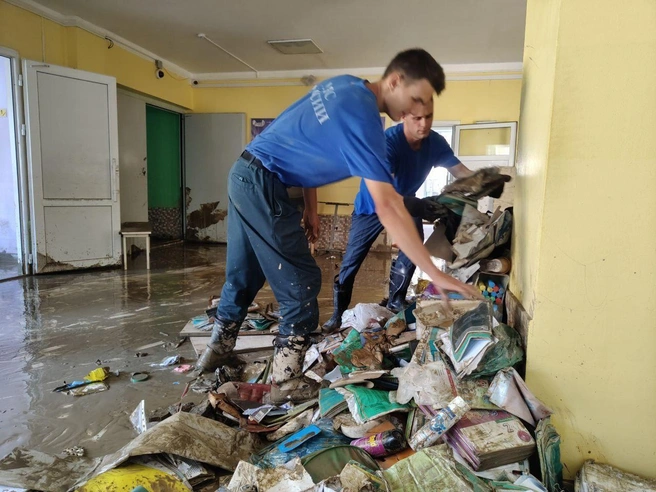 Спасателям пришлось долго устранять последствия непогоды | Источник: Сергей Бойко / T.me