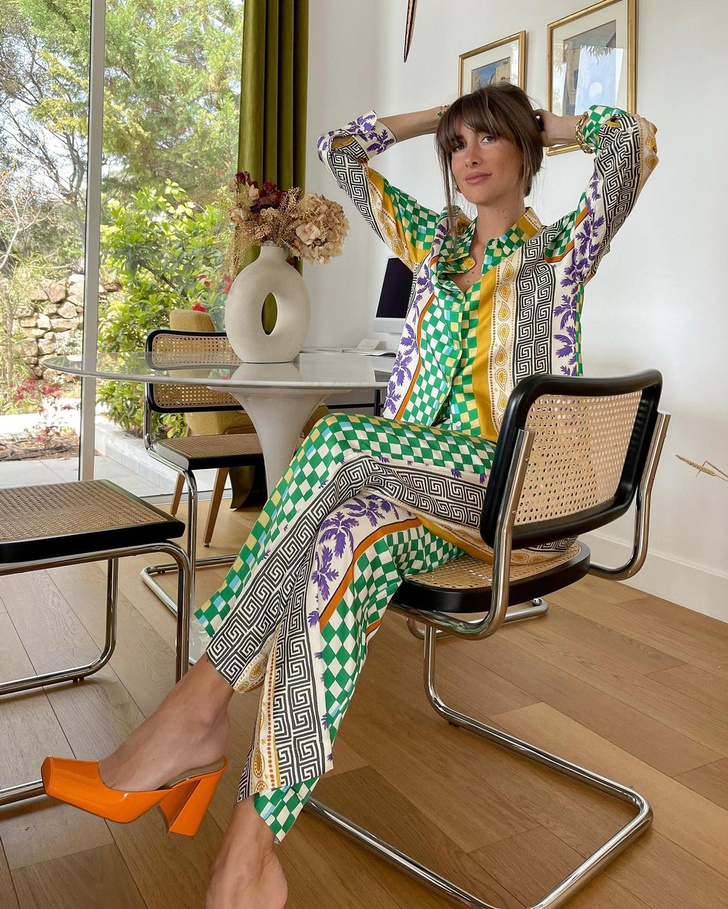 Яркий костюм с принтом — беспроигрышный способ поднять себе настроение: пример француженки Жюли Феррери