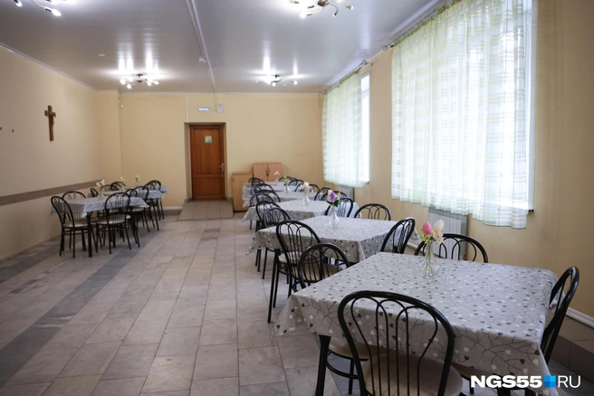 В столовой всё почти готово, а за дверью с нетерпением ждут посетители | Источник: Евгений Софийчук / NGS55.RU