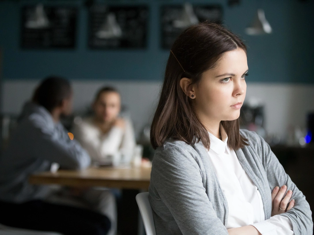 Так себе шутник: 5 признаков того, что за юмором человек скрывает свои комплексы | marieclaire.ru