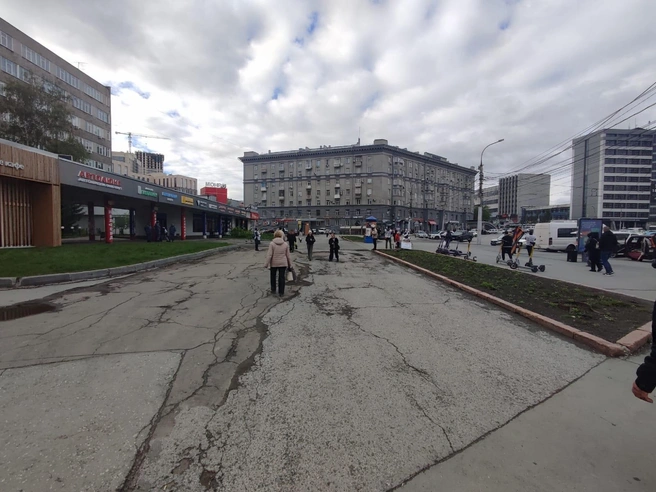 Разговоры о масштабном благоустройстве площади Калинина ведутся на протяжении пяти лет | Источник: Илья Калинин / NGS.RU