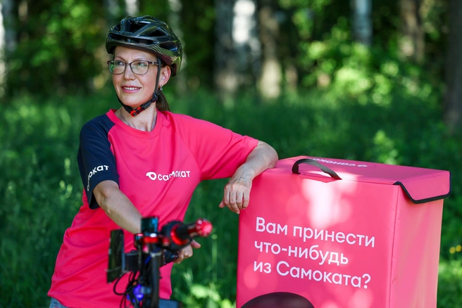 Марина Мигурина ломает стереотипный портрет курьера одним своим появлением | Источник: Артем Устюжанин
