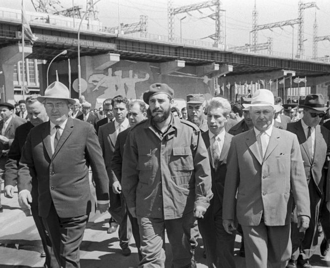 Фидель Кастро на Волжской ГЭС | Источник: Савостьянов Владимир / Фотохроника ТАСС