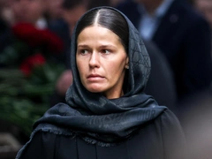 Молодая возлюбленная Старовойта пришла на его похороны с огромным букетом — на ней нет лица