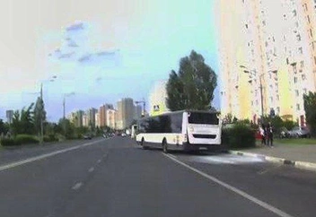 Рядом с автобусом видны белые следы | Источник: Замкадье | Подмосковье | Мытищи / T.me