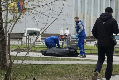 В Екатеринбурге мужчина умер на улице, не дождавшись скорой