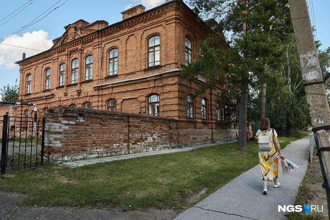 Дом купца Пономарева, позже ставший школой, сохранил свою педагогическую сущность: сегодня в нем расположен районный отдел образования | Источник: Александр Ощепков / NGS.RU