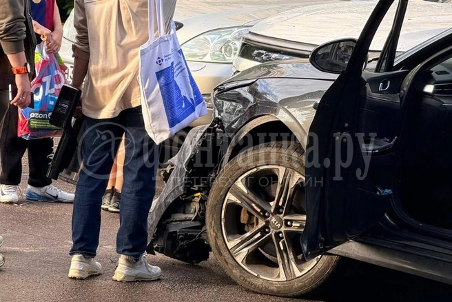 «Чудом успела схватить ребенка». Водитель устроил гонки во дворе на Маршала Тухачевского | Источник: читатель «Фонтанки»
