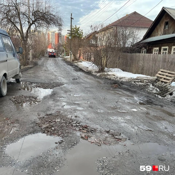 Сосед пермяка пытался заложить ямы кирпичами, но это не помогло | Источник: Читатель 59.RU