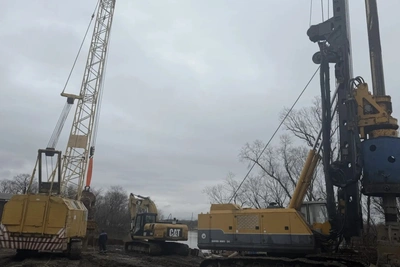 В Аниве завершают монтаж колонн пешеходного моста через Лютогу