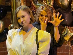 «Выпустила во взрослую жизнь»: Алена Апина показала 18-летнюю красавицу-дочь
