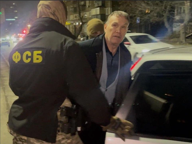 Старшего брата, Александра Махонина, задержали возле Советского суда, где рассматривался иск Генпрокуратуры.