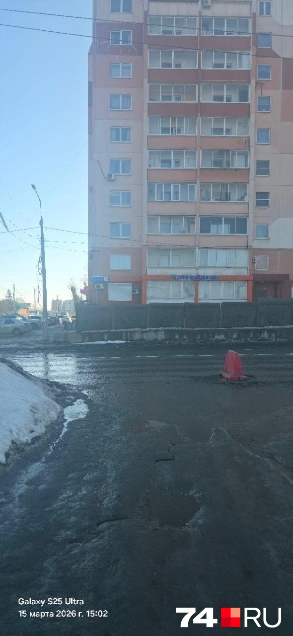 После откачки коммунальщики предусмотрительно установили ограждение | Источник: читатель 74.RU