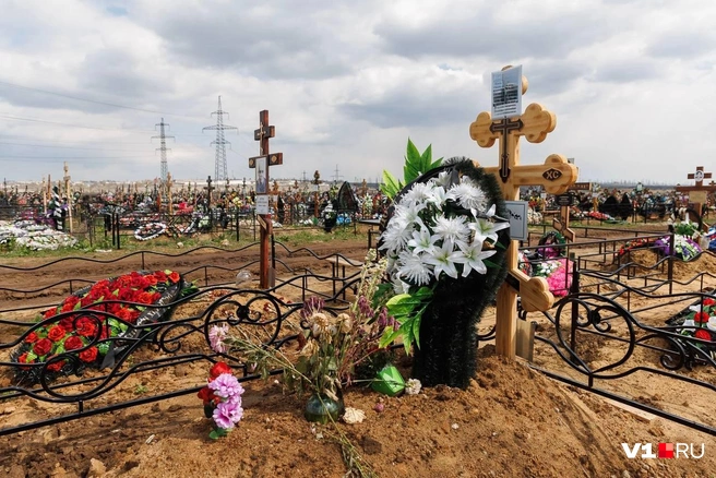Кажется, что на ее похоронах были только родители | Источник: Алексей Волхонский / V1.RU