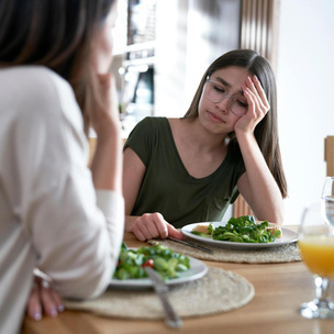 Что делать, если дочь-подросток увлеклась диетами: 6 советов родителям от психолога