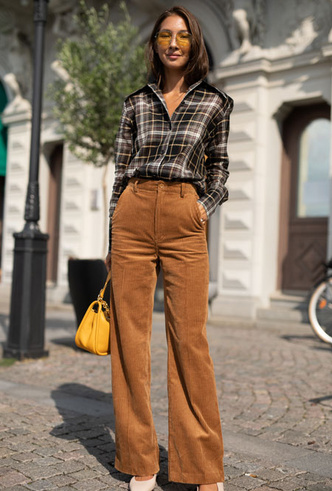 Как носить брюки-клеш: примеры уличного стиля