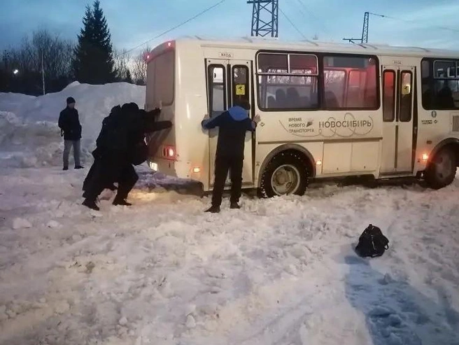 Транспорт застревает в грязи у станции «Изынский» в Тогучинском районе | Источник: читатель НГС