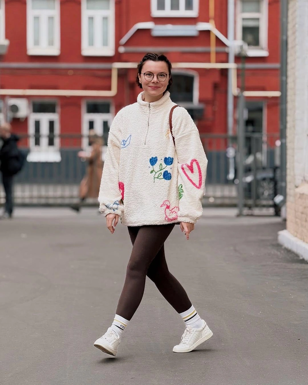 Лосины — совершенно новый элемент в гардеробе модницы | Источник: bruhunova / Instagram (экстремистская организация, деятельность запрещена на территории РФ)