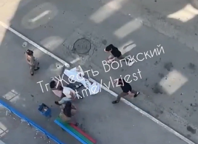 Мужчина наносил мощные удары даже тогда, когда женщина упала на асфальт | Источник: «Жесть Волжский» / T.me