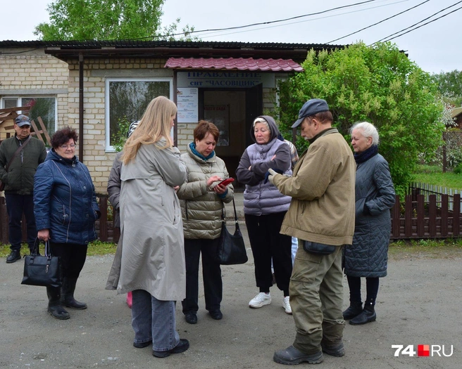 Жители пригласили журналистов на свою сходку у правления СНТ «Часовщик» | Источник: Артем Краснов