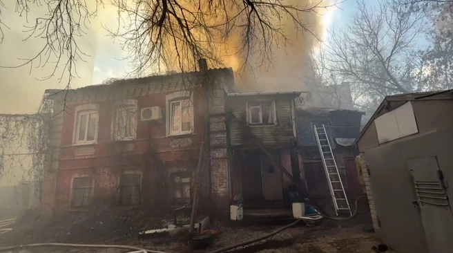 Загоревшийся дом находится в квартале между Никитинской, Льва Толстого, Буянова и Красноармейской | Источник: Евгений Щёкин
