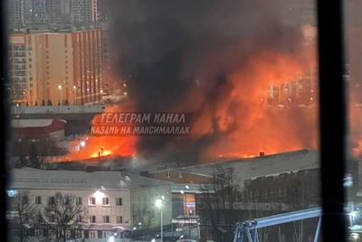 В Казани сгорел склад с косметикой и парфюмерией