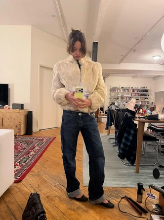 Мир моды больше не будет прежним: почему зумеры выбирают бренды по смыслу, а не по яркости Мир моды больше не будет прежним: почему зумеры выбирают бренды по смыслу, а не по яркости